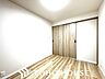寝室：一日の疲れをいやしてくれる主寝室。時を忘れて過ごす場所として過ごせるお部屋。