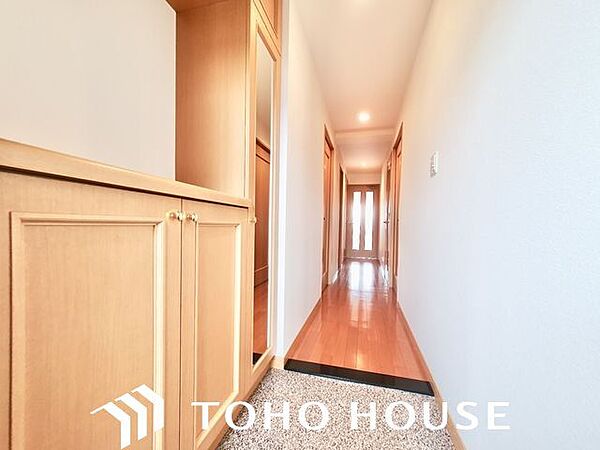 玄関はお家の顔としてすっきりとした素敵な空間に。印象のよい玄関は爽やかな住まいへの入り口です。
