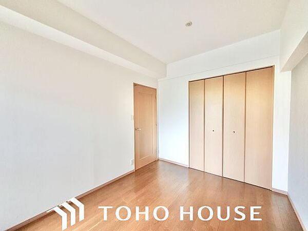 ナチュラルカラーのフローリングのお部屋は、温かみを感じさせリラックスをもたらす効果があります。