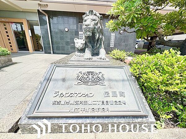 時代を超えて住まう方を見守り続けてきたエンブレム。これから先も変わらずに温かく迎えてくれます。
