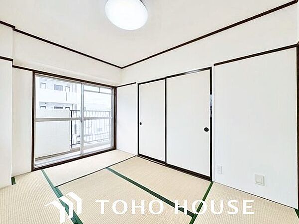 開口部が広く、たくさんの陽を取り入れます。窓を開ければ気持ちよい風が舞い込んできそうです。