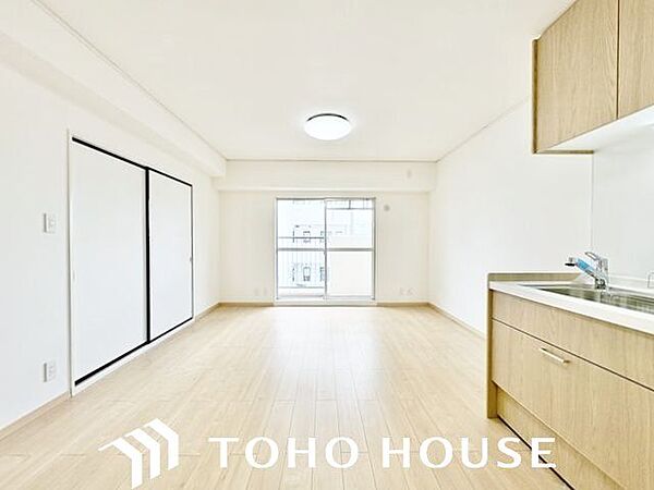窓越しに射し込む自然光が風合い豊かな室内を照らし出し、落ち着きのある上品な空間を演出します。