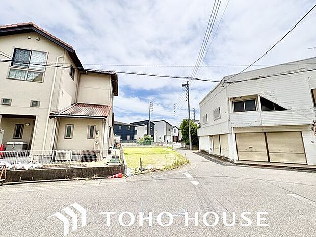 お車での移動が多い場合は幹線道路へのアクセスのしやすさも重要です。また、敷地形状や接道状況から車が出し入れしやすく、スムーズに駐車できるかもご確認頂きたいポイントです。