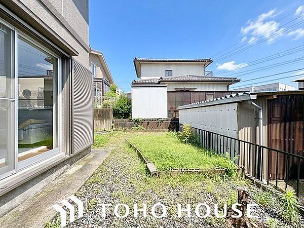 お好きなお花を植えたり、はたまた家庭菜園をはじめてみたり、日々の生活に潤いを与えてくれるはずです。（空の加工を生成AIで行っています。）