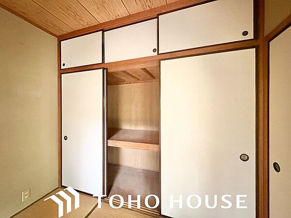 しっかりと奥行きのある押入れ。天袋もあるので、シーズンオフのお洋服やインテリアなども収納いただけます。