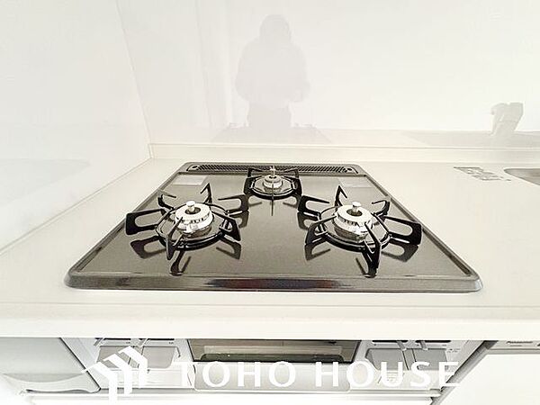 忙しいときでも一度にたくさんの料理が作れる3口コンロ。使い勝手の良さを考えました。