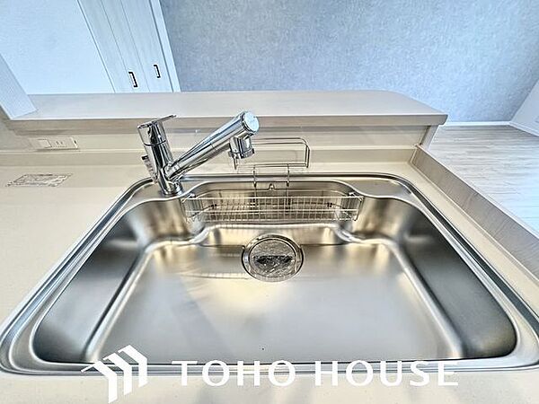 調理器具や食器類もゆったり洗えるシンクです。