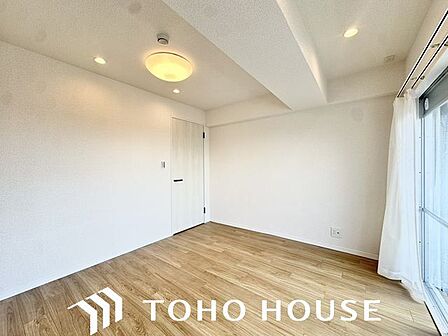 ナチュラルカラーのフローリングのお部屋は、温かみを感じさせリラックスをもたらす効果があります。
