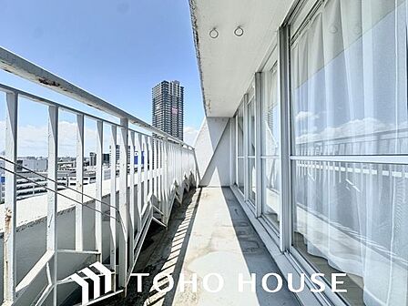 南向きバルコニーのためぽかぽかの日差しが感じられます。通風・採光に優れた心地良い空間です。