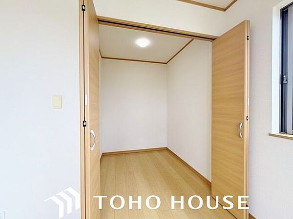 大容量収納可能なウォークインクローゼット。たくさん収納できますのでスッキリと過ごしていただけます。
