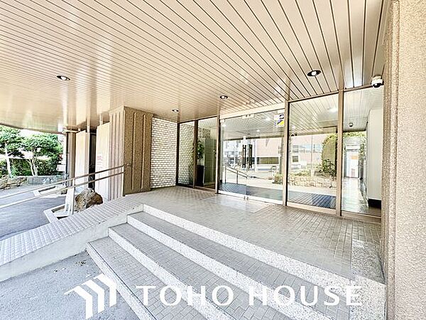 外と内をつなぐエントランスは、まさに顔となる場所。シンプルながらも上質な空間を作り出します。