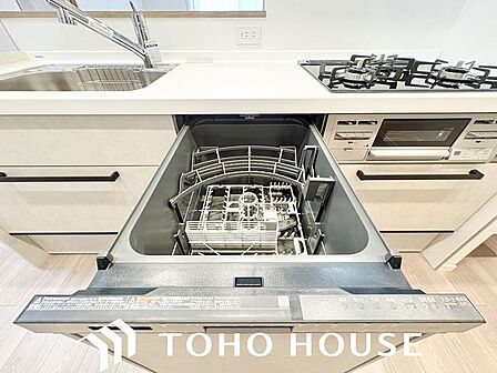 ビルトイン食洗機は作業台が広く使え、見た目もスッキリ。節水や節電も充実して家事の手助けをしてくれます。