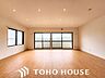 室内：眩いばかりの陽の光が室内を満たしていきます。清らかで艶やかな時間をもたらしてくれる空間です。