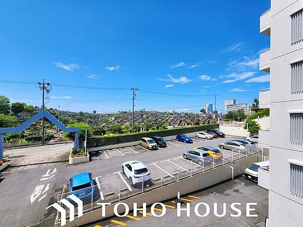さまざまな表情の景色を眺めながら、くつろぎのひと時をお過ごし頂けます。（空の加工を生成AIで行っています）