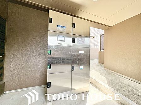 お仕事やお出かけで荷物が受け取れない時も大変便利な宅配ボックス完備。