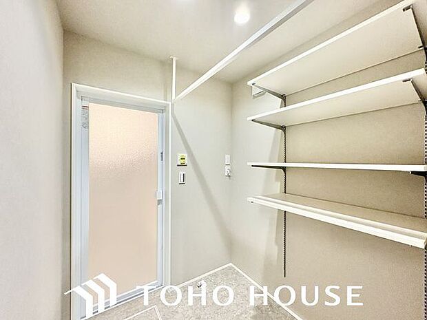洗濯機置き場の横には、可動棚付きの収納棚があります。タオルや洗剤の買い置きなど物が溢れるサニタリーには重宝する収納です。