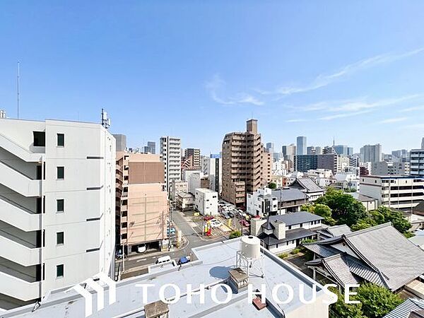 バルコニーに出た時には、頬をなでる優しい風を感じることが出来ます。つい深呼吸をしたくなります。（空の加工を生成AIで行っています。）