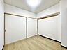 洋室：過ぎ行く時間をゆったりと感じることができる落ち着いたお部屋。静かな環境でリラックスタイムを。
