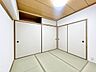 和室：客間になったり、寝室になったりとなにかと便利な和室。井草の香りがやすらぎを与えます。
