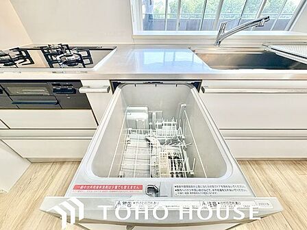 ビルトイン食洗機は作業台が広く使え、見た目もスッキリ。節水や節電も充実して家事の手助けをしてくれます。