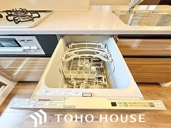 ビルトイン食洗機は作業台が広く使え、見た目もスッキリ。節水や節電も充実して家事の手助けをしてくれます。