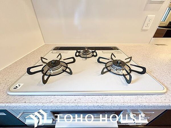 忙しいときでも一度にたくさんの料理が作れる3口コンロ。使い勝手の良さを考えました。