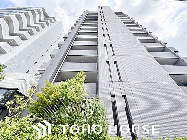 爽やかな青空の下に贅沢なほどに降り注ぐ陽光、豊かな居住性。クオリティが見事に調和した住空間。