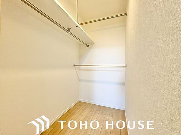 大容量収納可能なウォークインクローゼットはシーズンオフの服や普段使わない物をたくさん収納できます。