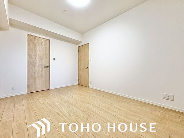 住まう方自身でカスタマイズして頂けるように「シンプル」にデザインされた室内。