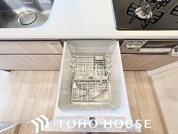 ビルトイン食洗機は作業台が広く使え、見た目もスッキリ。節水や節電も充実して家事の手助けをしてくれます。
