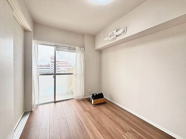 たっぷりと陽光が注がれる明るいお部屋。飽きのこない穏やかな空間。