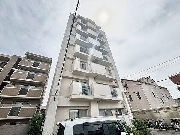 多彩な生活利便施設が融合した暮らしやすい環境。穏やかで快適な日々を叶えるための舞台が広がっています。