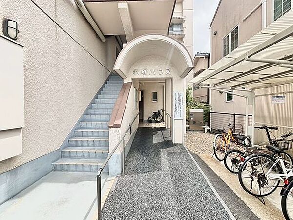 落ち着きのある温かな風情のエントランス。