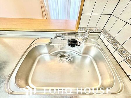 調理器具や食器類もゆったり洗えるシンクが嬉しいですね。