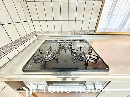 忙しいときでも一度にたくさんの料理が作れる3口コンロ。使い勝手の良さを考えました。