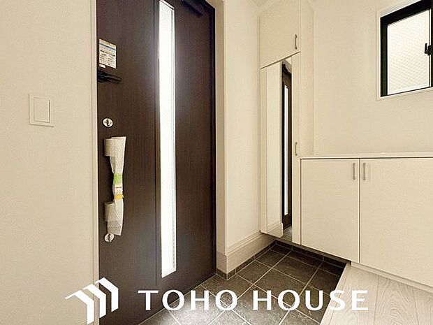 毎日出入りに使う玄関は外出する時は爽やかに、帰宅するときはホッとする落ち着いた空間へ。