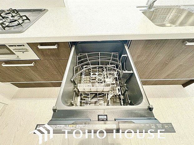 ビルトイン食洗機は作業台が広く使え、見た目もスッキリ。節水や節電も充実して家事の手助けをしてくれます。
