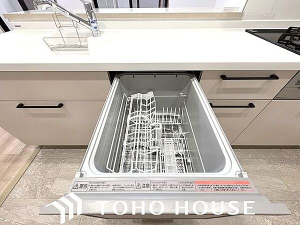 ビルトイン食洗機は作業台が広く使え、見た目もスッキリ。節水や節電も充実して家事の手助けをしてくれます。