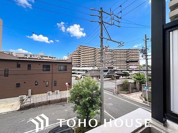 バルコニーに出た時には、頬をなでる優しい風を感じることが出来ます。つい深呼吸をしたくなります。（空の加工を生成AIで行っています。）