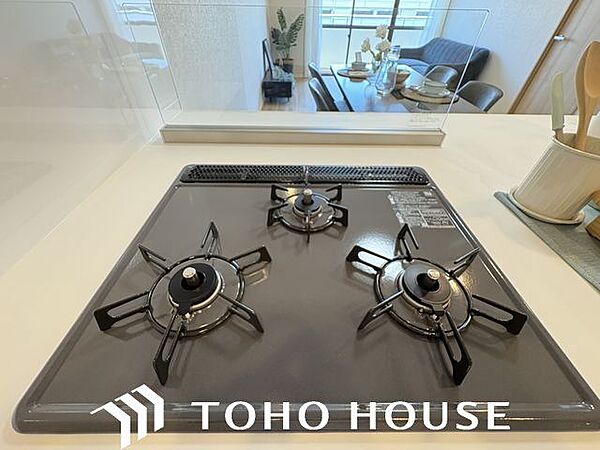 忙しいときでも一度にたくさんの料理が作れる3口コンロ。使い勝手の良さを考えました。