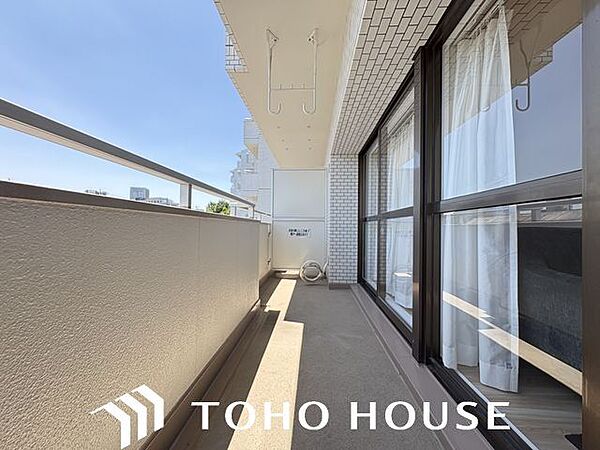 バルコニーは洗濯物もたっぷり干せる広さがあり、太陽の陽射しでしっかりと乾きそうです。