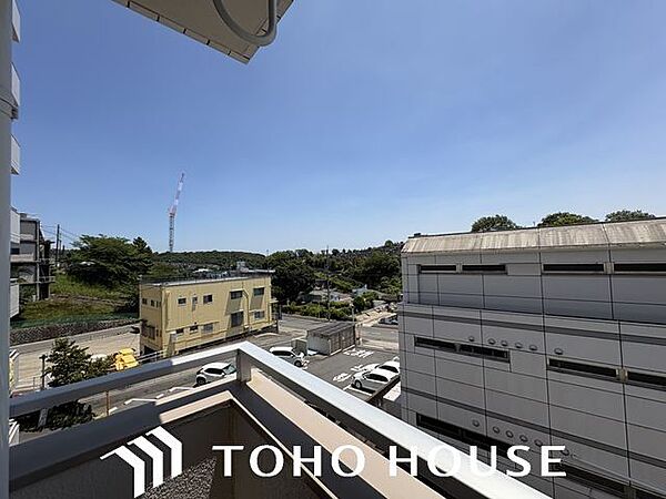 街のにぎわいからほど良く離れ、静かに過ごせる環境は閑静な住宅街ならでは。開放的な眺望が魅力です。