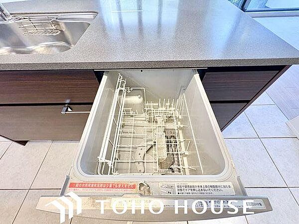 ビルトイン食洗機は作業台が広く使え、見た目もスッキリ。節水や節電も充実して家事の手助けをしてくれます。