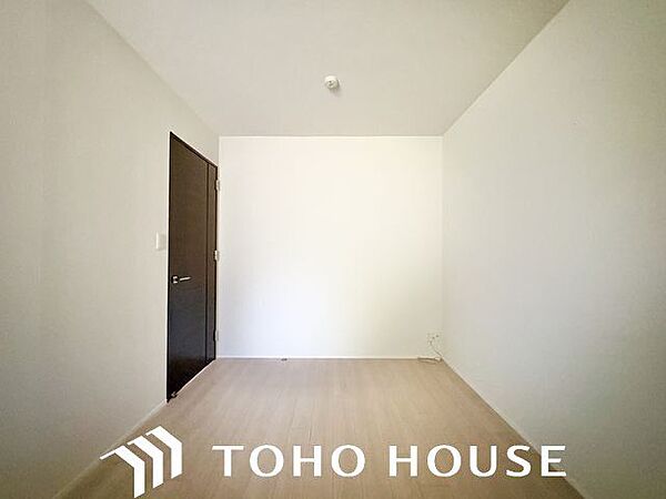 住まう方自身でカスタマイズして頂けるように「シンプル」にデザインされた室内。
