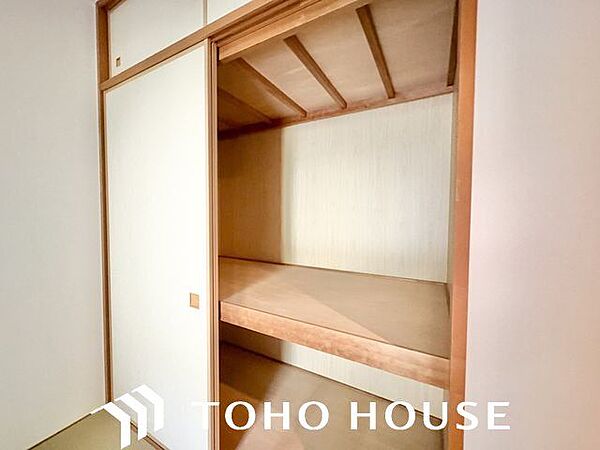 しっかりと奥行きのある押入れ。シーズンオフのお洋服やインテリアなども収納いただけます。