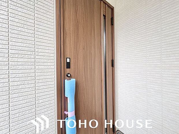 毎日出入りに使う玄関は外出する時は爽やかに、帰宅するときはホッとする落ち着いた空間へ。