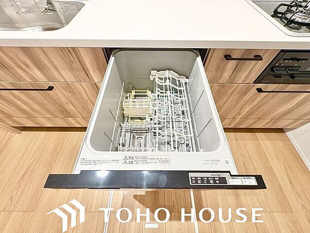 ビルトイン食洗機は作業台が広く使え、見た目もスッキリ。節水や節電も充実して家事の手助けをしてくれます。