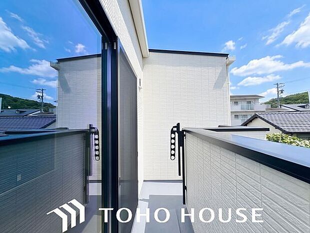 さまざまな表情の景色を眺めながら、くつろぎのひと時をお過ごし頂けます。(空の加工を生成AIで行っています。)