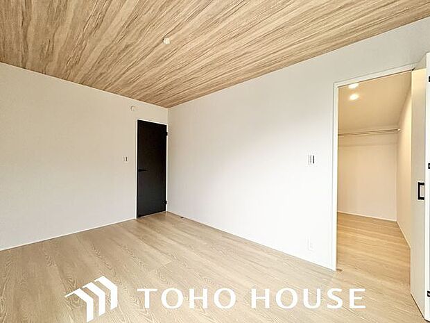 一日の疲れをいやしてくれる主寝室。時を忘れて過ごす場所として過ごせるお部屋。