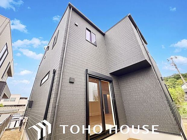 住む人がいつまでも心地良さを感じ続けられる多様な住空間を創造します。 （空の加工を生成AIで行っています。）